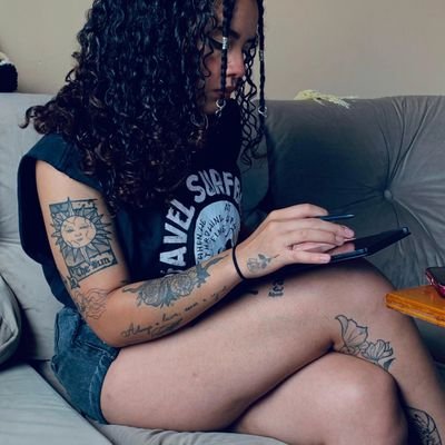 🐌
a cabeça não para, e o corpo não movimenta
tentando tudo ao mesmo tempo
pra ver um novo dia com outros olhos.
👁️