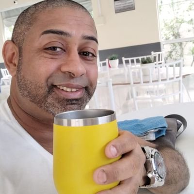 Amigo, sincero, trabalhador, humilde e busco pelos meus ideais