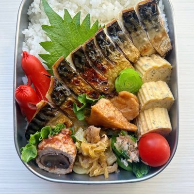 「何を食べているか教えてくれ。そうすれば、あなたが誰であるかがわかるだろう。」 「口の中に食べ物がある限り、当面のすべての疑問は解決したことになる。」 「食べ物への愛ほど誠実な愛はない。」 「もし私たちの多くが、蓄えた金よりも食べ物や歓声や歌を大切にすれば、世界はもっと楽しいものになるだろう。」
