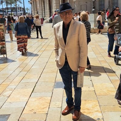Exjefe de Laboratorio de ZINSA. Maestro de Química,
Tecnico en instrumentación cientifica de la UPCT Exfutbolista. Articulista, socio del F.C.Cartagena siempre.