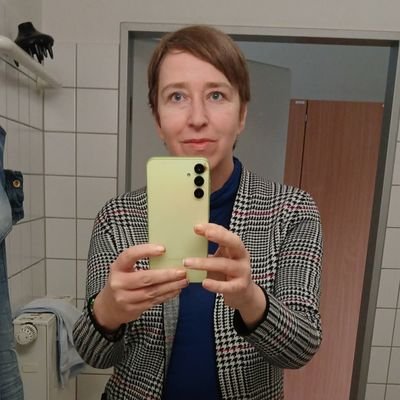 Viel studiert, interessiert an Kultur und Literatur. Yogalover, Mom of 1, seit 2022 Post Covid und nun auch noch Myasthenia Gravis. Autoimmunfighter.