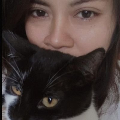 Amazónica.Nieta de un poeta anónimo.Madre de un pequeño artista. Amante de los gatos callejeros.