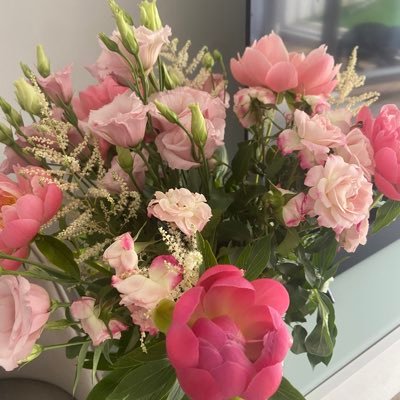 itzlovia's profile picture. 