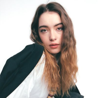 livbloore's profile picture. So laugh at me with your weeping eyes … ♡
My debut single ‘The Darling Song’ is out 21st Nov!! ✧♥︎ ♡
Pre-save below ↓ ↓
