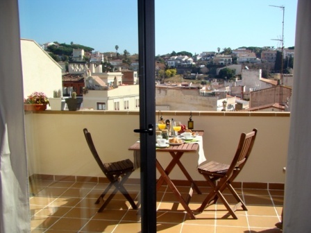 If you want to visit Barcelona without giving a relaxing holiday on the beach. You to visit our apartment in Canet de Mar.
Fom 45min Barcelona, 5 min Beach