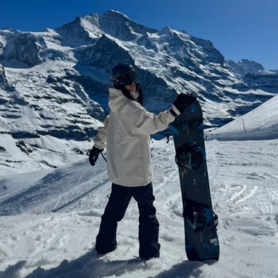 Adventure is my middle name. Skiing, diving, and exploring new places—I'm always on the move. 🪂🌍