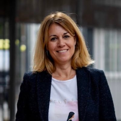 Dona, d’esquerres, republicana i independentista. Mestra de l’escola pública, mare de 3 i estudiant Psicologia.