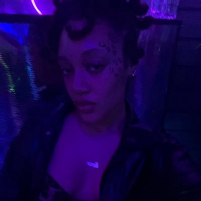 theyluvvryy's profile picture. living like larry n shit