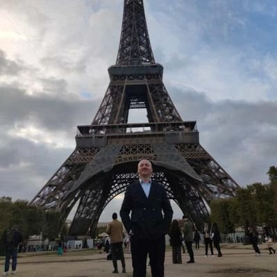 gokhantunc's profile picture. Düşünmek ile okumak arasında tek bir fark vardir: Birincide kendi bildiklerinizi okursunuz, ikincide ise başkalarının sizden bilmenizi istediklerini... G. Tunç