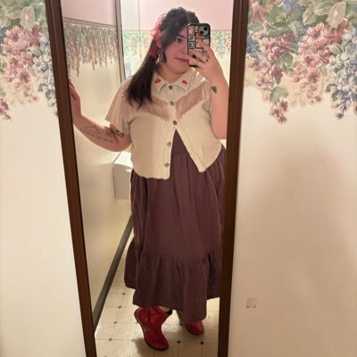 abortionista, podcast enjoyer, & helicopter cat mom. grad student in public policy. i make pretty earrings, write gay poems, & love workers’ rights 🌟