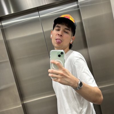 Simonwaysss's profile picture. 