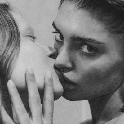 louvrelore's profile picture. She sent me downtown lights