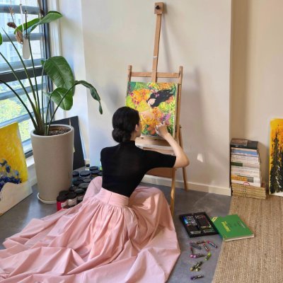 She likes to draw and record the tender moments of life with color. Walk slowly, draw slowly, and let each stroke blossom.