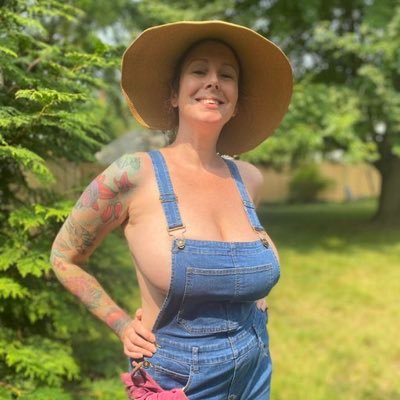 Mrs PJ is back (again)! Your favorite housewife, lady next door, and all natural woman 34H👅 ?!! You know💋 where to find me🍆