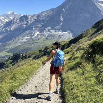 I like to hear my heartbeat on the quiet mountain road. There is no destination, only freedom. It is just to get to know myself again along the way.