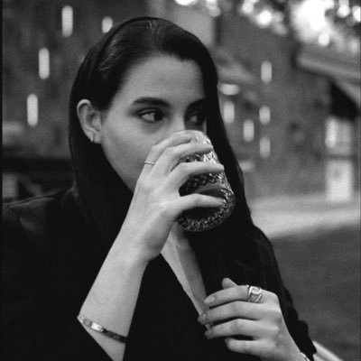 iiiamzahra's profile picture. 🕊 چو شادی کم شود، با غم بسازیم.