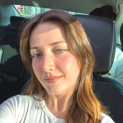 ozgeyazarr's profile picture. 