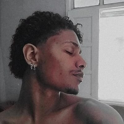 Pectorapist💆🏾♂️| Titty sommelier🤌🏾| 🏳️🌈| +🔞
'Ah q eu vi seu Twitter', problema seu🫵🏾👍🏾