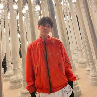 bigbetboii's profile picture. ( https://t.co/QHsqbygo9m agitator-est. ) Grins and cards seize the stage in a world vividly hued, yet dimly lit.