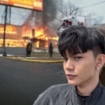 userpy04u's profile picture. lowkey an ariana grande fan acc