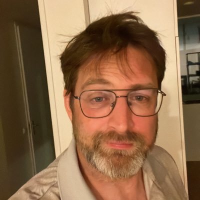 Rvrbk's profile picture. Buiding an AI dating service | Crowded Airport https://t.co/Gbntvj3voZ