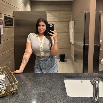 iamjesseniaa's profile picture. Entrepreneur | MUA🎨 | Investor + Mentor📈