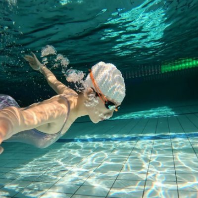 I like the way the sun shines on the water, and I also like the feeling of myself cutting through the water and moving forward. 🏊♀️