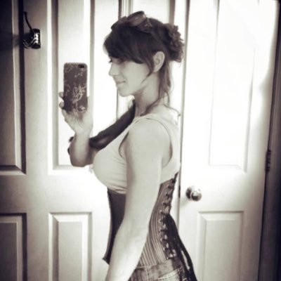 Artist, Harper, focused on liberty & autonomy. Curiousity takes me way down 🐇 🕳️s.