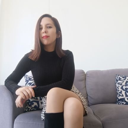 Amante de la lectura, el teatro, las películas viejas y el rock and roll; noctámbula, melómana, histriónica.
Psicóloga y Docente