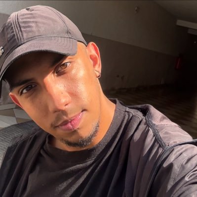 roxotormenta's profile picture. eu quero que seja assim, bagunçado! 📽️ 📖 🧠 💜 🎮 🏳️‍🌈