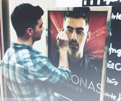FOLLOW ME ON MY REAL ACCOUNT  @Jonas1DemiBiebs I'll be tweeting all the stuff on that acc. ^^ Boy/Supporter/Sup?