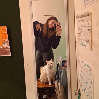 hincha de mi gata, la siesta y las comedias románticas; correctora de estilo wannabe e intento de estudiante de comunicación