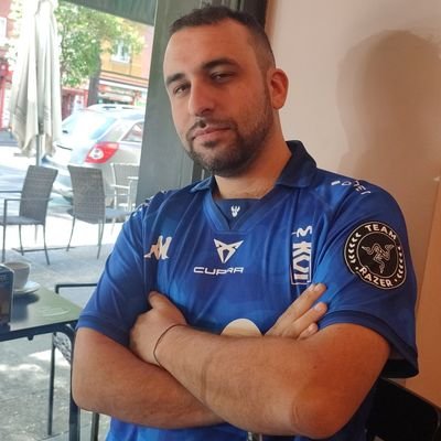 Videojugador de WoW y LoL.
Master en elo silver