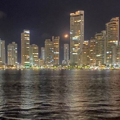 El mundo al revés , ser humano con errores pero con VALORES. la bella vita 🙏 ejercítate , ríe, sueña y haz el bien ✌️ 🇨🇴