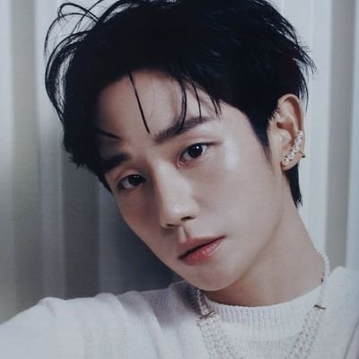 𝐉𝐮𝐧𝐠 𝐇𝐚𝐞-𝐢𝐧, his sweet and gentle screen persona slides comfortably into the show, softening the cartoonish blood and guts.