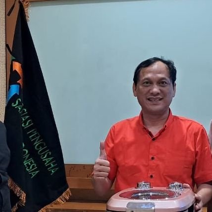 Ketua Asosiasi Pengusaha Sampah Indonesia (APSI), Sekjend Aliansi Ekonomi Sirkular Indonesia (INSEA) juga anggota dan pengurus Kadin Pusat