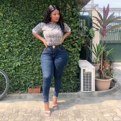 A Female sports journalist-in-the-making/interior decor designer/male and female wears/sneaker/accessories/.. I'm just a DM away🙏