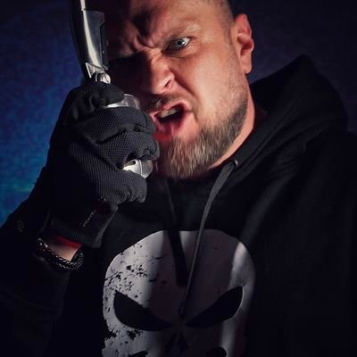 Muzyk i montażysta z iskrą w oku i ogniem w sercu. Duch nie gaśnie, wqrw pielęgnuję – tworzę z pasji, zawsze na własnych zasadach. 👊🇵🇱