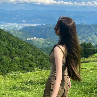 FloKeepinItReal's profile picture. Wings against the wind allow dreams to soar higher and further. 🕊️💨