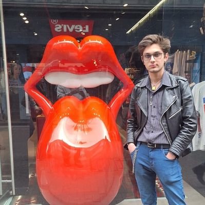 Bartender e Mixologo
Amante de música
Leitor de quadrinhos
Entusiasta de filmes trash
Se eu não lembro oq eu fiz por favor não me lembre tbm