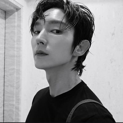 (NOT THE REAL ONE/1982) A roleplayer account of actor Lee Joongi (이준기), an actor under @NAMOOACTORS2004. UPDATE MODE.