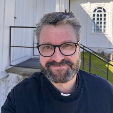 prest, religionsfilodof, forfatter og jobber i Den norske kirke. Gift. Elsker å høgge ved.