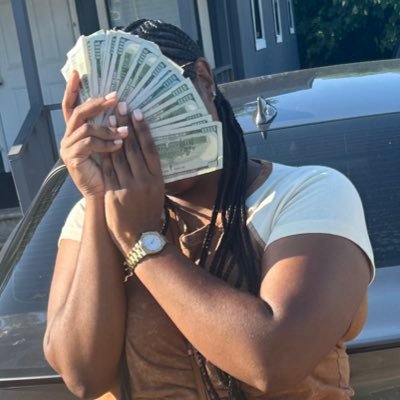 focusing on what’s in front of me w/ Nell on the side of me💪🏾💛 my forever guardian angel💙