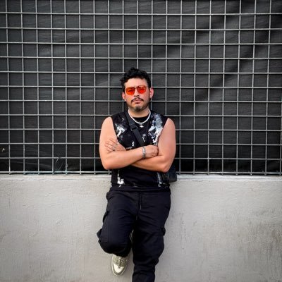 JuanMendezM's profile picture. I Contain Multitudes ✨