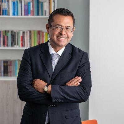 Exministro de Justicia y Derechos Humanos de Perú. Abogado. Docente universitario. Asociado de AKLLA Perú.
