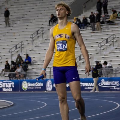 Johnston ‘27 | 6’ 4” 180lbs | T&F/Basketball | 400: Open/Split 49.90/48.82 | 3.43 GPA | darren.grandon@gmail.com |