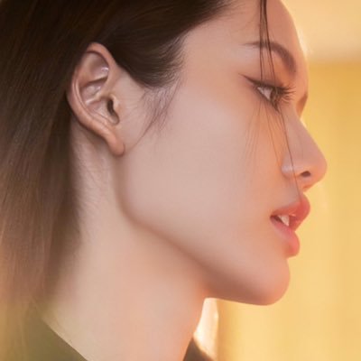 lookmhee’s jawline was chiseled by the gods