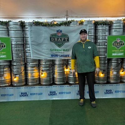 Fan of @packers, @uscfb, @Bucks, @Brewers, & Beer| Struggling sports bettor| | Founder of a Packers page: The 1265 Report (link below)