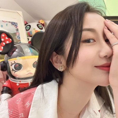 I recently moved to the US. I'm a fashion designer and single mother. I like to talk with new friends and older than me 🙋♀️🤩⛳