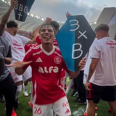 bernatimeline's profile picture. perfil totalmente com o caráter duvidoso, ironias e humor